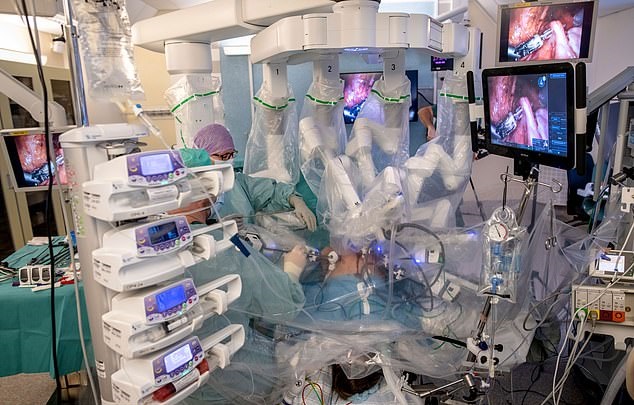 робот-хирург трансплантация матки фото